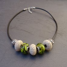 Ecru/Olivine perlekjede på svart skinn