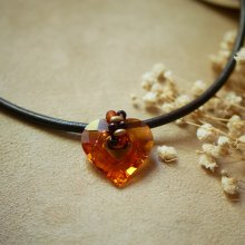 Swarovski hjerte anheng på brunt lær