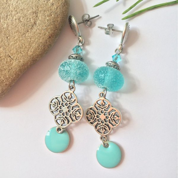 &oslash;redobber med s&oslash;t bl&aring; turkis himmeleffektperle i h&aring;ndspunnet glass