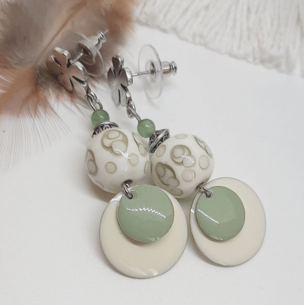 beige &oslash;redobber moteriktige farger og mandelgr&oslash;nn med h&aring;ndlagde perler 