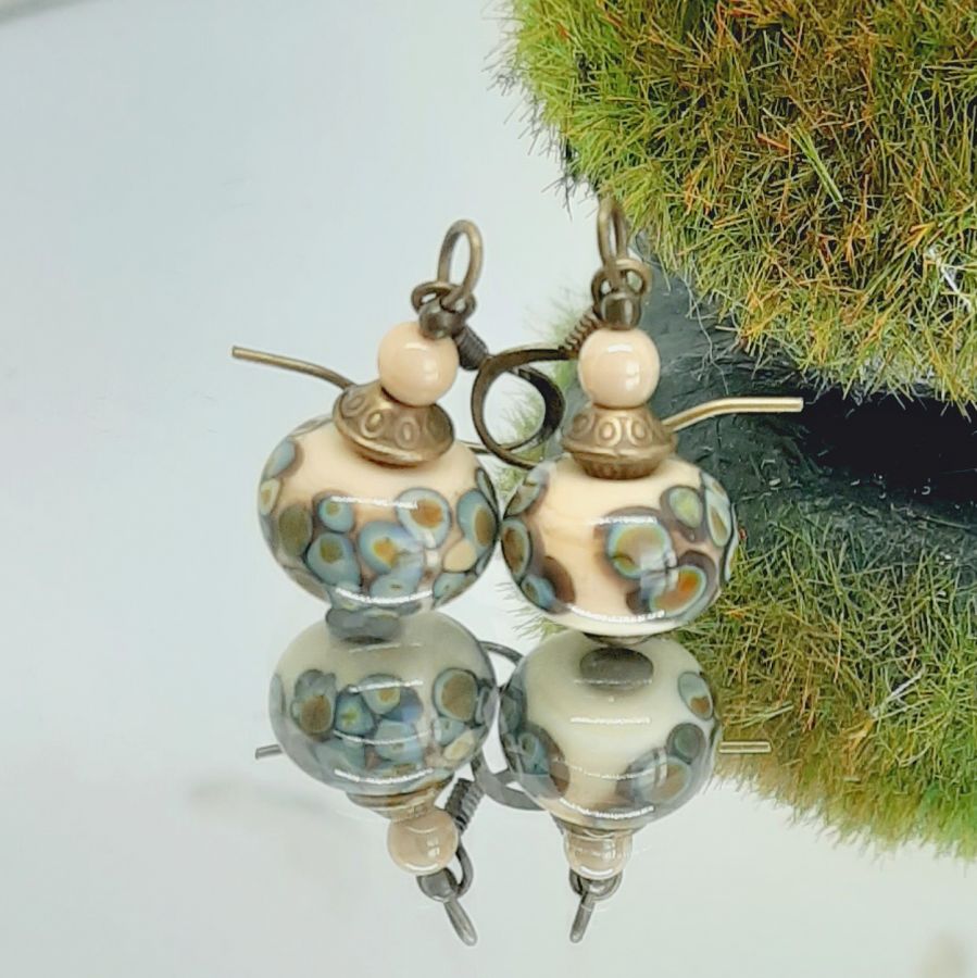 originale fancy øredobber med en beige og bronse rakue effekt glassperle