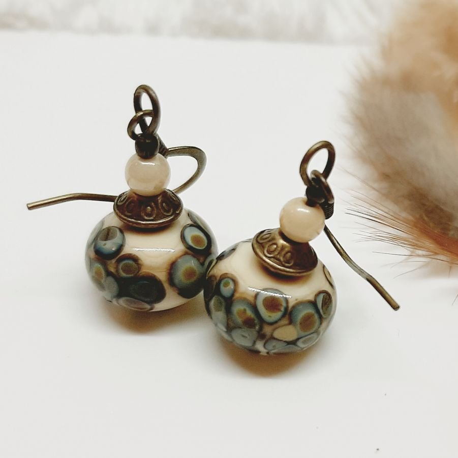 originale fancy øredobber med en beige og bronse rakue effekt glassperle