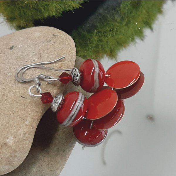 r&oslash;de &oslash;reringer med s&oslash;lvtr&aring;d designer &oslash;reringer for hull i &oslash;rene