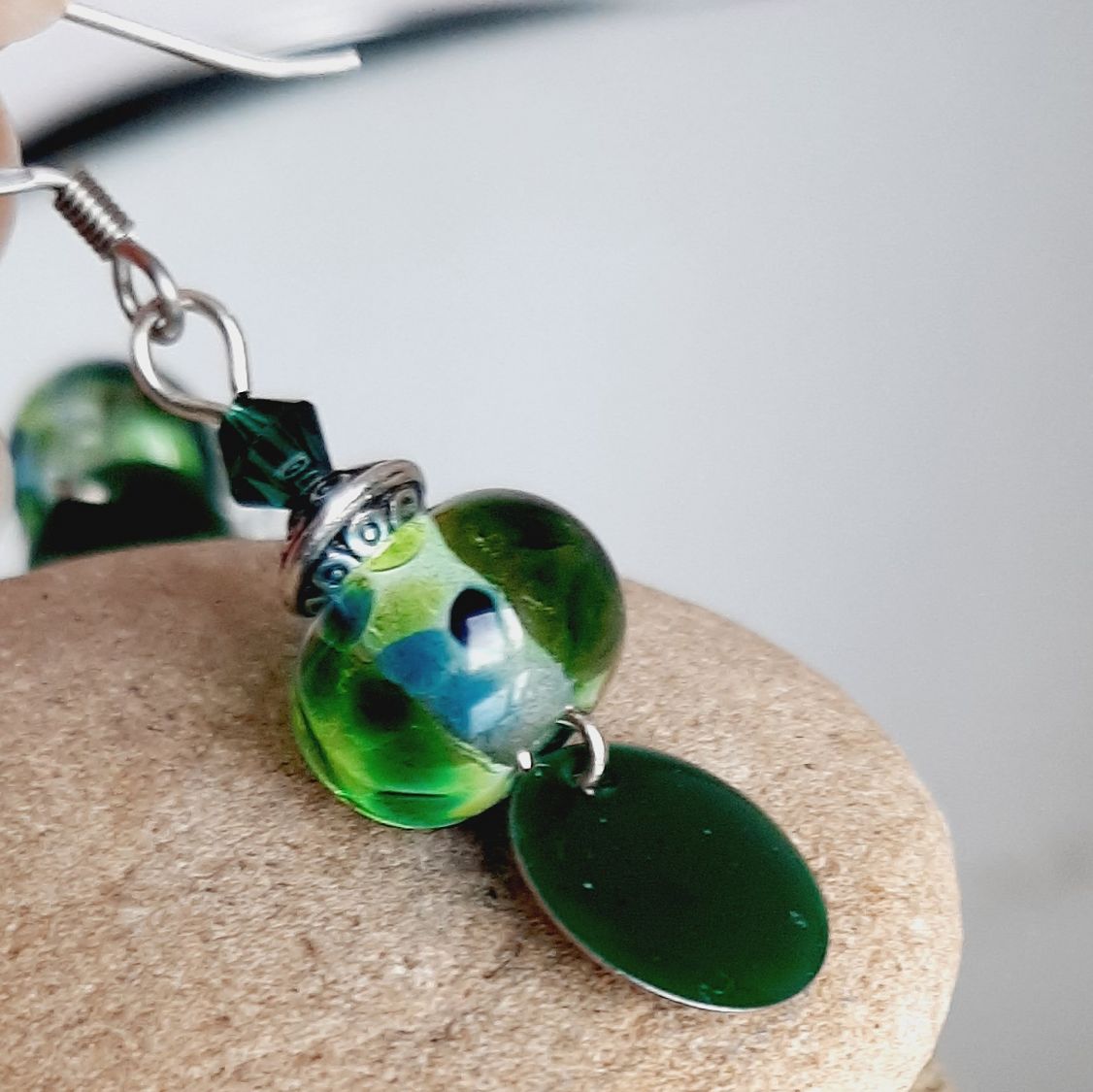 mørkegrønne øredobber for hull i ørene med håndlaget anheng i spunnet glass