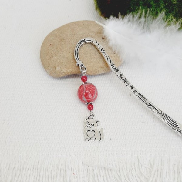 Bokmerke katt anheng med hjerte og perle h&aring;ndlaget gr&aring; og jordb&aelig;r farge