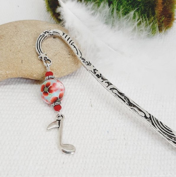 bokmerke med s&oslash;lv musikknotetema og vakker h&aring;ndlaget valmue design