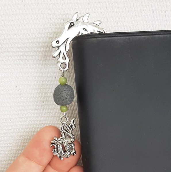 side merke drage anheng med gr&aring; h&aring;ndlaget perle og naturstein perle