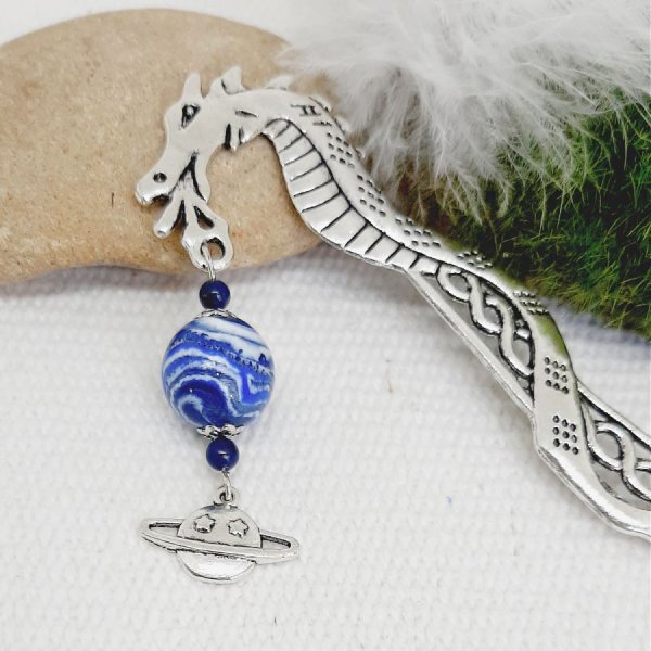 bokmerke vakker planet tema anheng med bl&aring; perle &oslash;kologiske universet