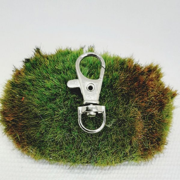 n&oslash;kkelring i s&oslash;lv med livets tre-symbol og h&aring;ndlaget perle i knallr&oslash;dt og gull