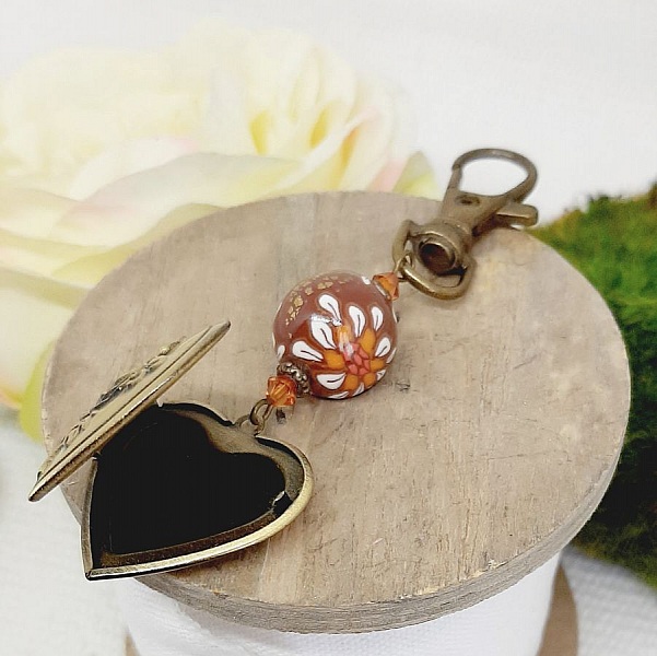 pedentific n&oslash;kkelring med foto og perle i brun polymer leire og hvite blomster. 