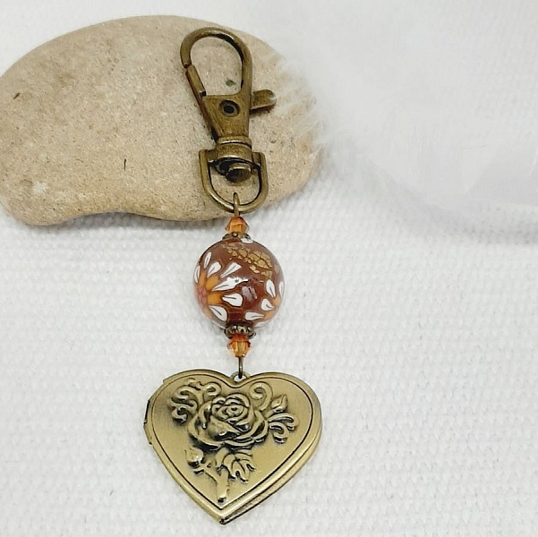 pedentific n&oslash;kkelring med foto og perle i brun polymer leire og hvite blomster. 