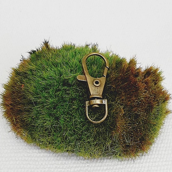 pedentific n&oslash;kkelring med foto og perle i brun polymer leire og hvite blomster. 