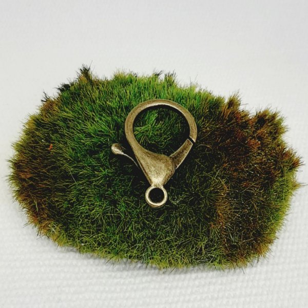 n&oslash;kkelring anheng med fotoholder og gr&oslash;nn og r&oslash;d polymer leirperle