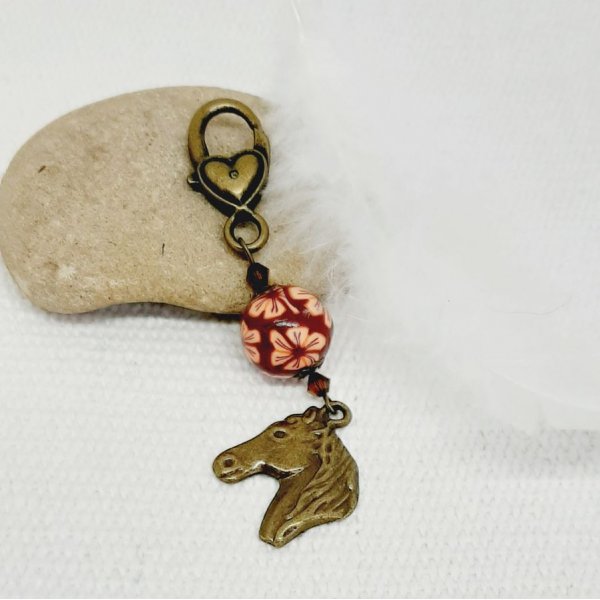 n&oslash;kkelring anheng hestehode bronse farge og oransje og brun perle h&aring;ndlaget
