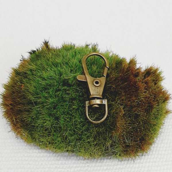 N&oslash;kkelring eller veskesmykke med englevingeanheng i myke pastellfarger