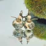 originale fancy øredobber med en beige og bronse rakue effekt glassperle