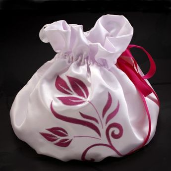Bryllupspung Fuchsia blomster hvit sateng 