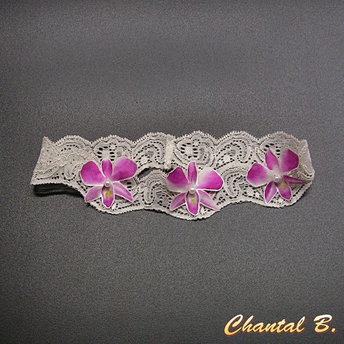 Orkidéarmbånd som kan tilpasses et hvitt hårbånd av guipureblonder og dets rosa silke orkidébryllupsblomst