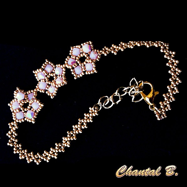 brudearmb&aring;nd med rosa vevde perler og gull