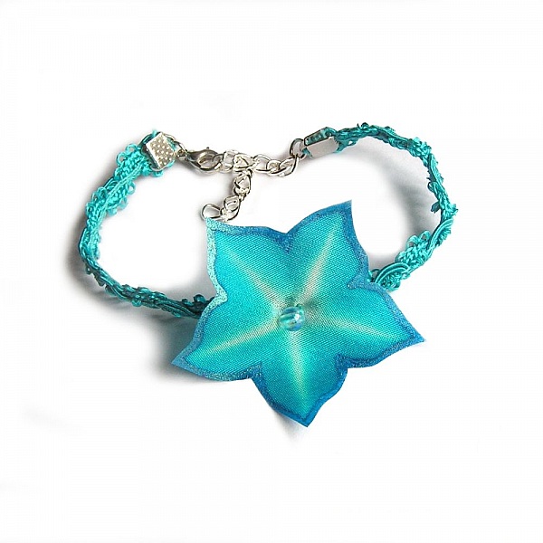 klipp bryllupssko hvit sateng sl&oslash;yfe og bl&aring; blonder turkis tilbeh&oslash;r seremoni kveld elegant