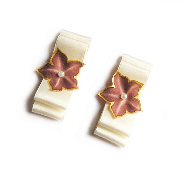 klipp sko sateng sl&oslash;yfe elfenben brud og silkeblomst sjokolade bryllup