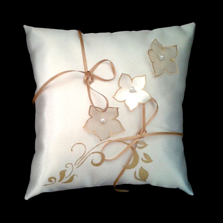 Vielsesring pute elfenben arabesque gull blomster sateng og organza