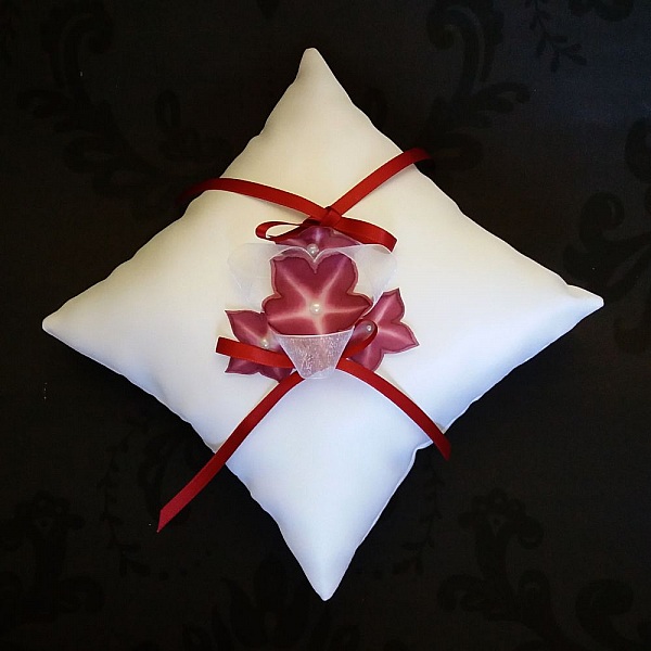 hvit blonder og organza str&oslash;mpeb&aring;nd med r&oslash;de blomster