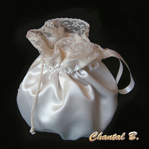 Petite bourse de mari&eacute;e ou demoiselle d'honneur satin ivoire et dentelle