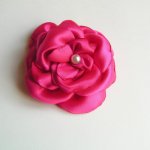 fuchsia rosa satengblomst og perle håndlaget for bryllupstilbehør
