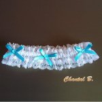 hvit og blå bryllup strømpebånd med hvite blonder og rhinestones blå satengbuer Celeste vintage romantisk