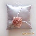 vielsesringpute i grå sateng med lakseblomster i chiffon