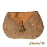 beige clutchveske i semsket skinn og silke