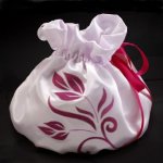 Bryllupspung Fuchsia blomster hvit sateng 