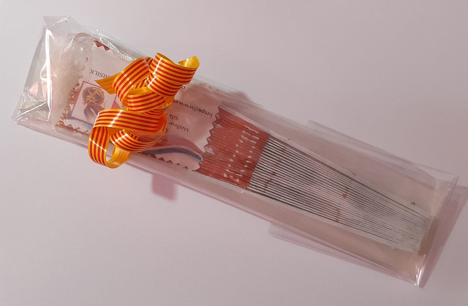 H&aring;ndtegnet og malt satengvifte "Liberty