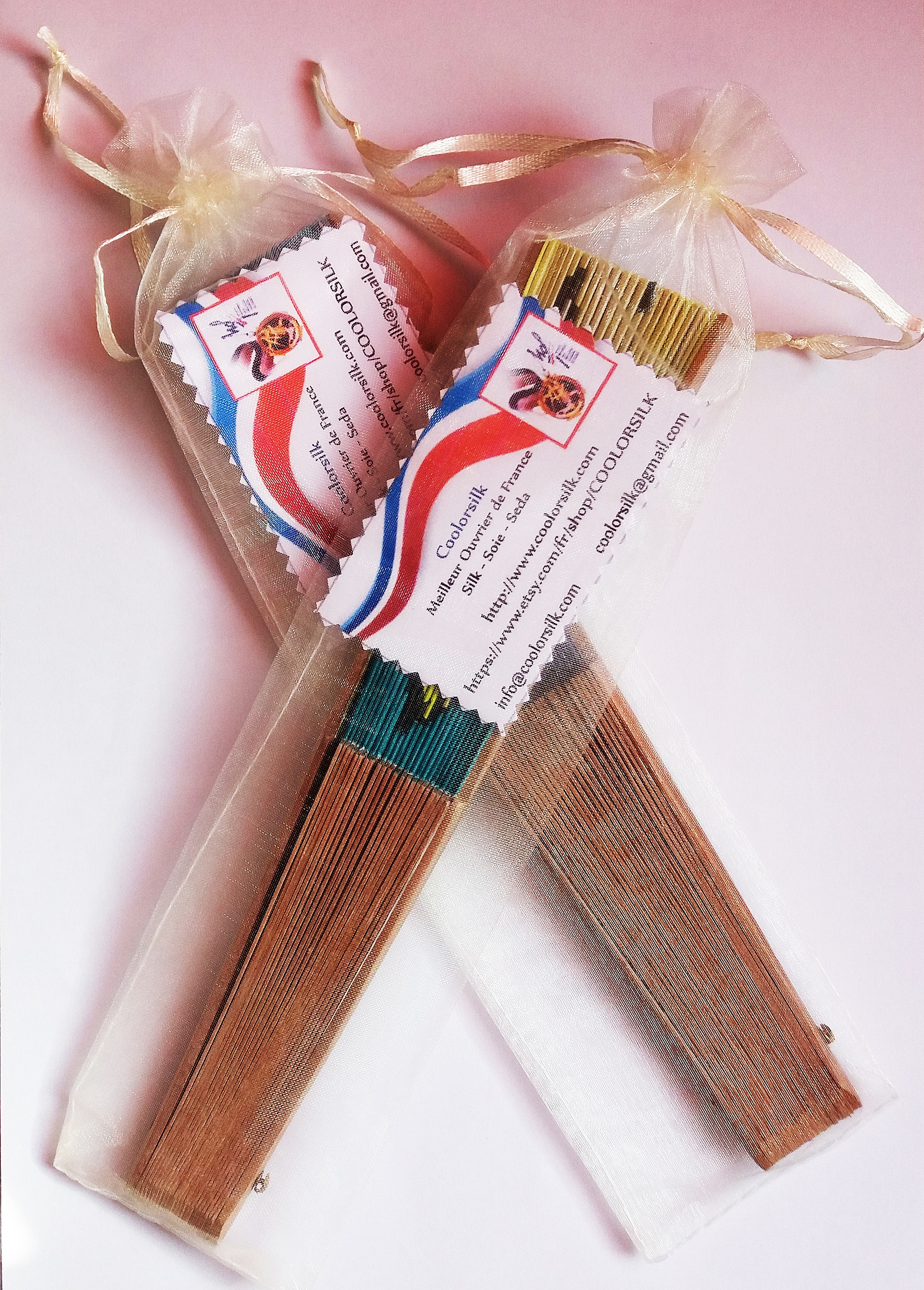  Eventail en soie dessin&eacute; et peint &agrave; la main et bois sycomore "Catcache"