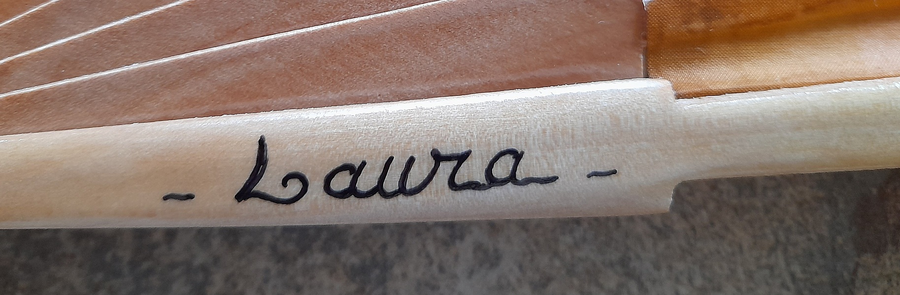  Eventail en soie dessin&eacute; et peint &agrave; la main et bois sycomore "Catcache"