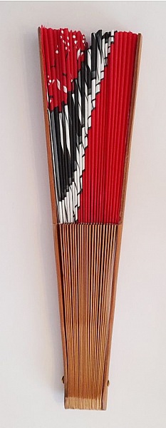 Eventail en soie dessin&eacute; et peint &agrave; la main "Amor"