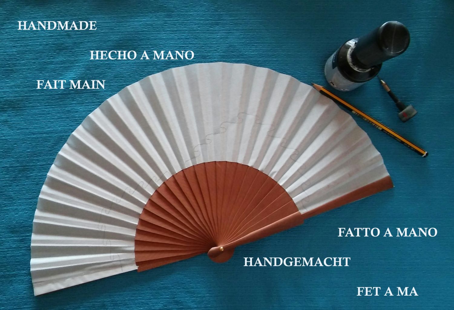 Håndtegnet og malt bomullssatin vifte "Flamenca