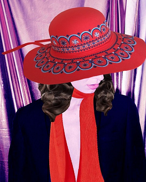 Joli chapeau feutre enti&egrave;rement peint &agrave; la main "Rouge baiser"