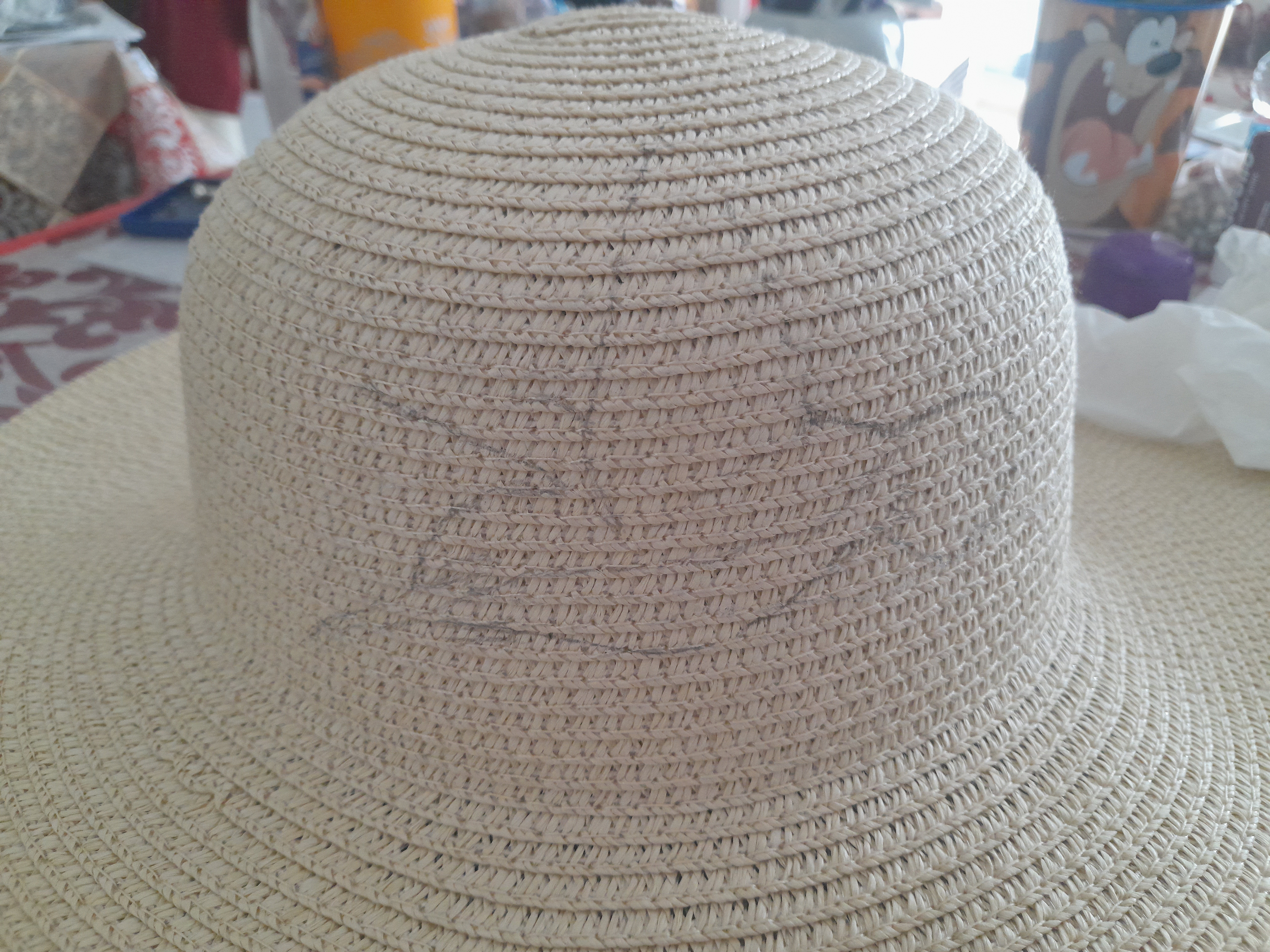 Jolie capeline enti&egrave;rement peinte &agrave; la main, en paille enduite pour une meilleure protection "Colibri"