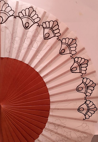  Eventail en soie dessin&eacute; et peint &agrave; la main "Namaste"