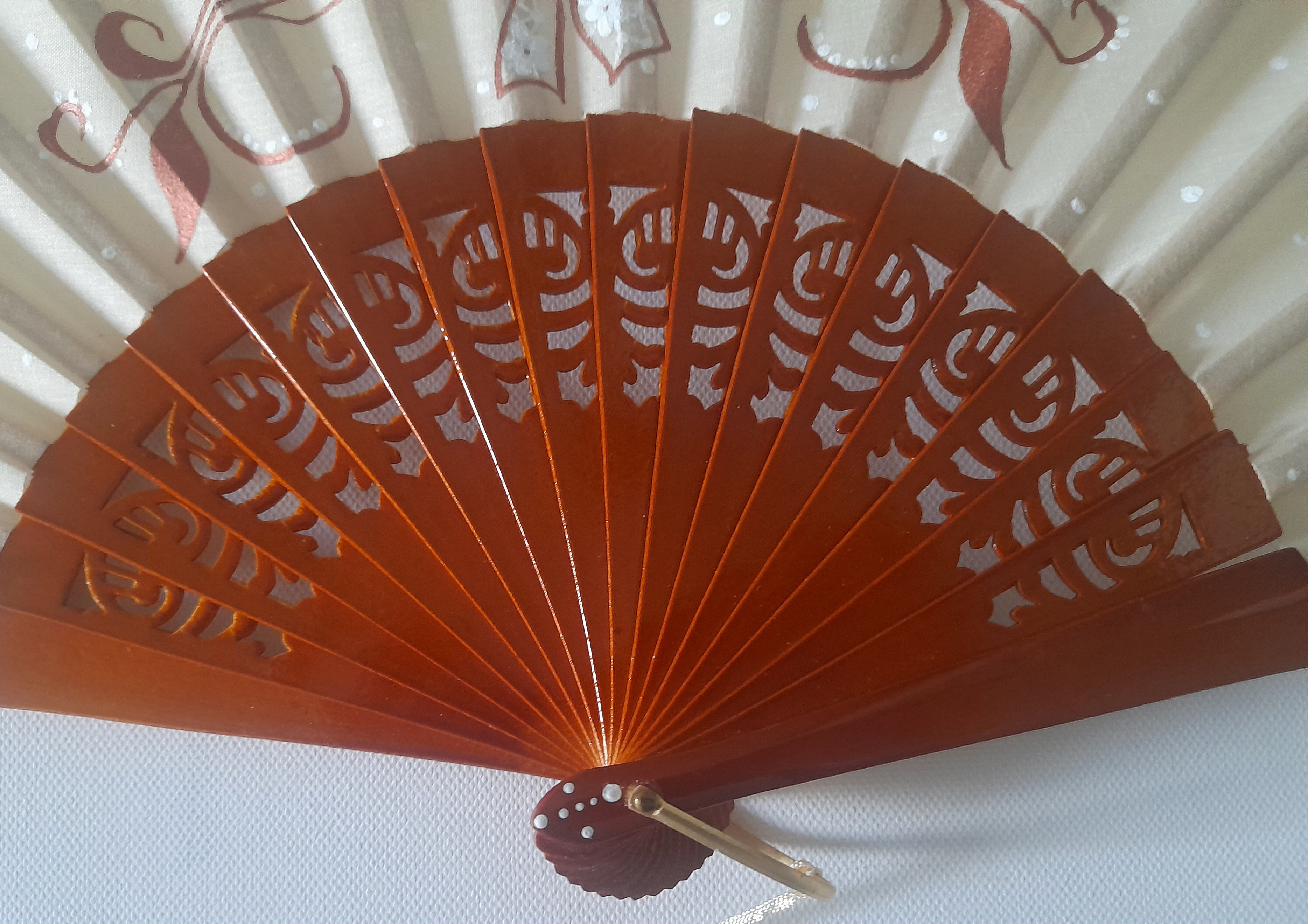 Un grand &eacute;ventail en dentelle et coton peint &agrave; la main. Bois ajour&eacute;.