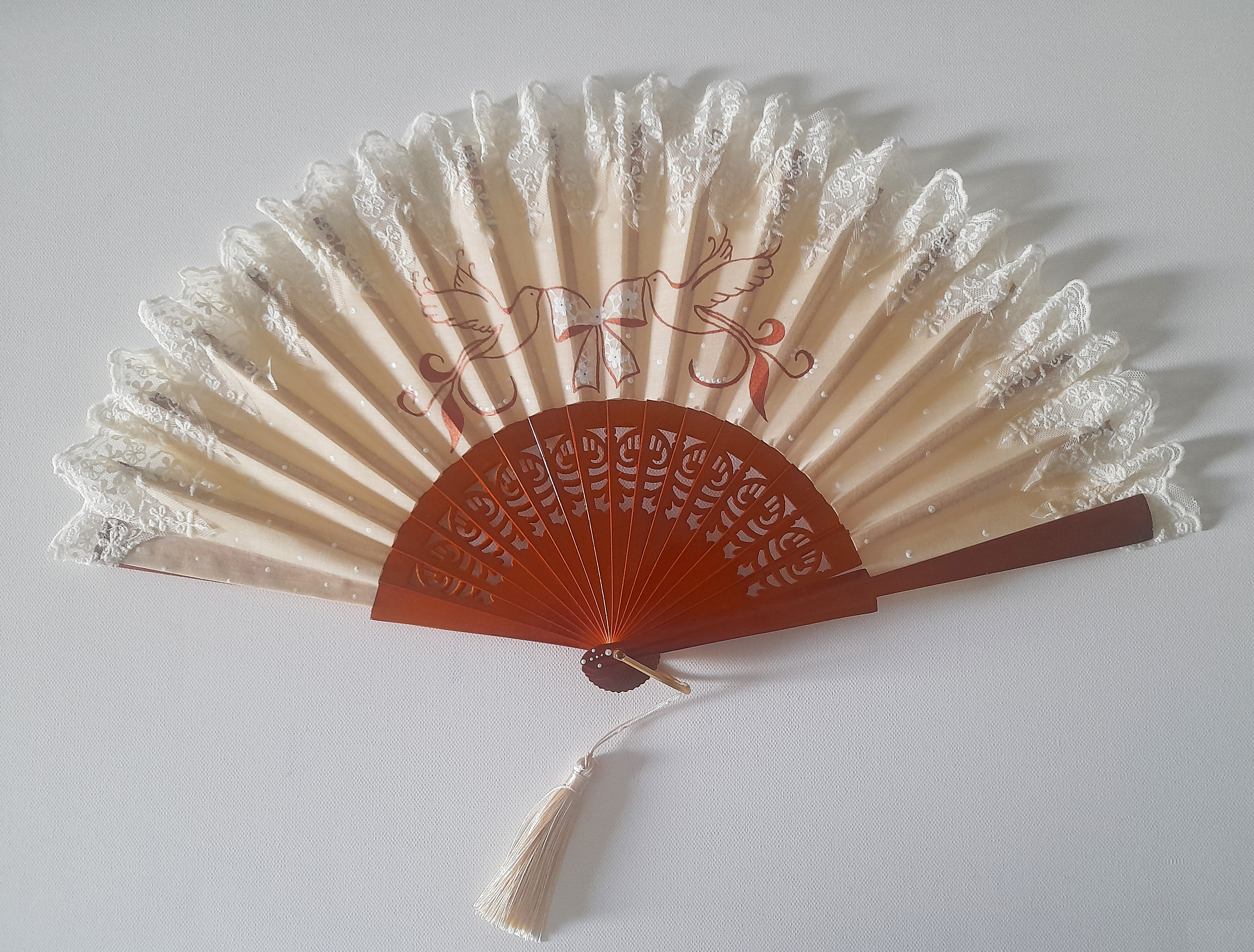 Un grand &eacute;ventail en dentelle et coton peint &agrave; la main. Bois ajour&eacute;.