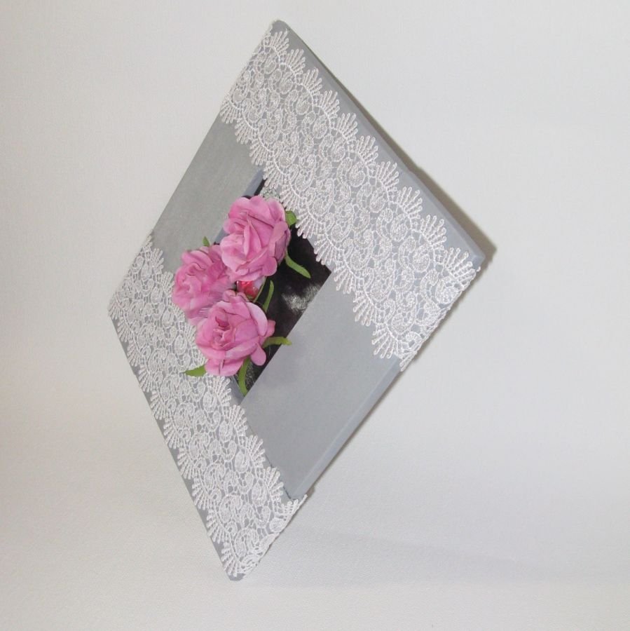Shabby Chic blomstermaleri i resirkulert tre og skifer, unik kreasjon