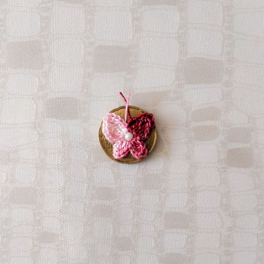 Liten sommerfugl - fra rosa til burgunderrød