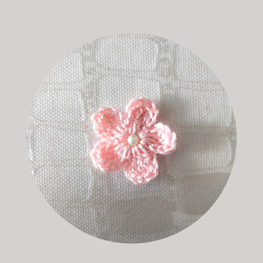 Souad - Blek rosa påført blomst - sentral perle