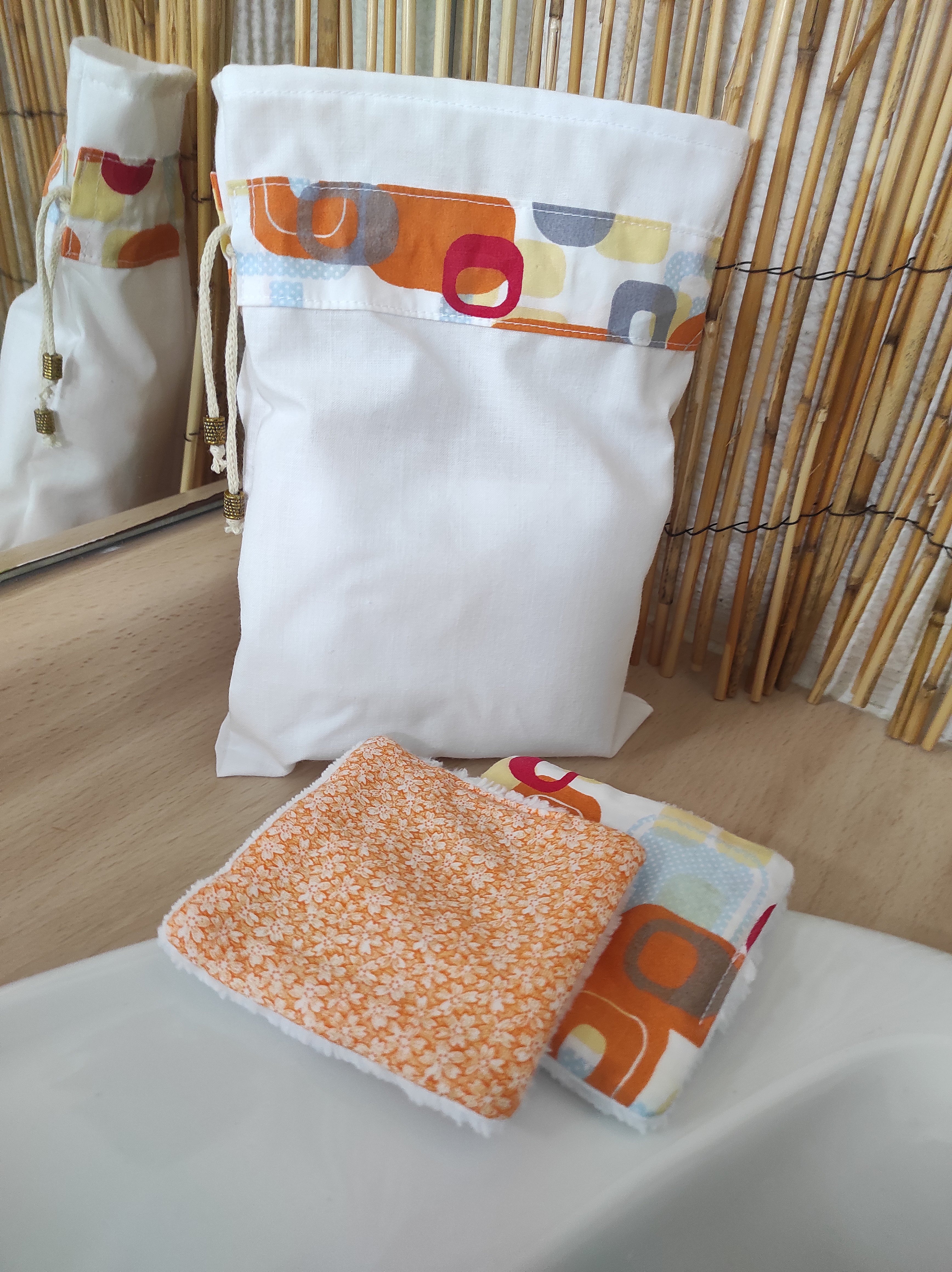 Lingettes d&eacute;maquillantes lavables en coton bambou et tissu coton imprim&eacute; avec sa pochette de rangement coordonn&eacute;e.