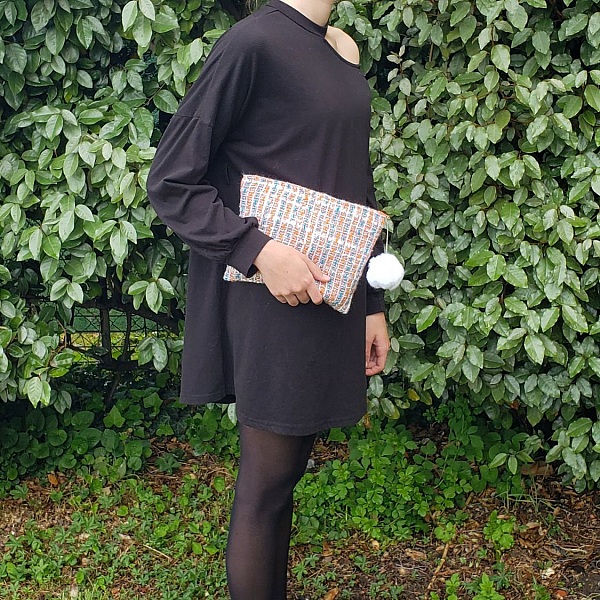pochette femme en tissu tweed avec pompon amovible