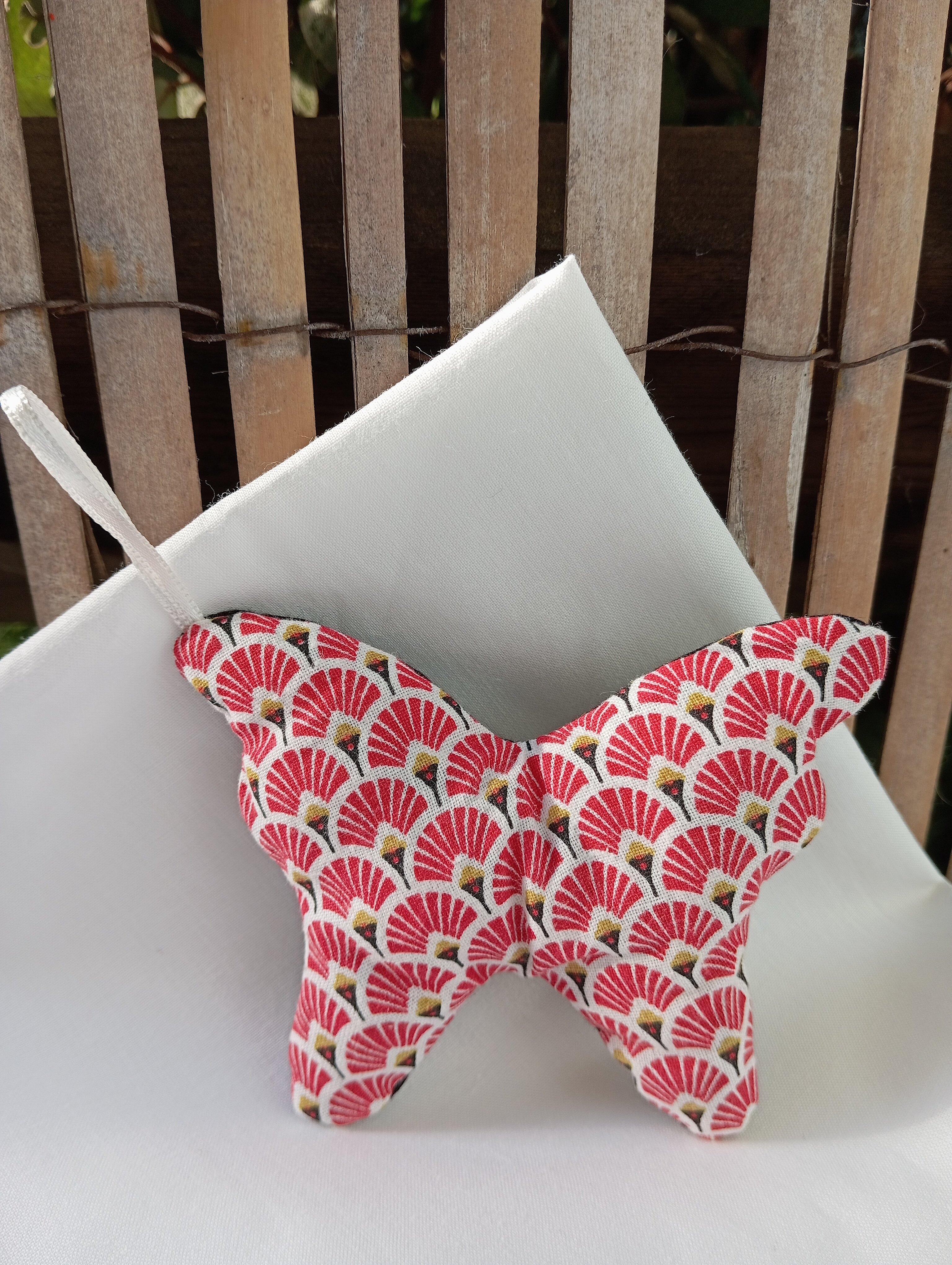 pochon garni de lavande bio en forme de papillon