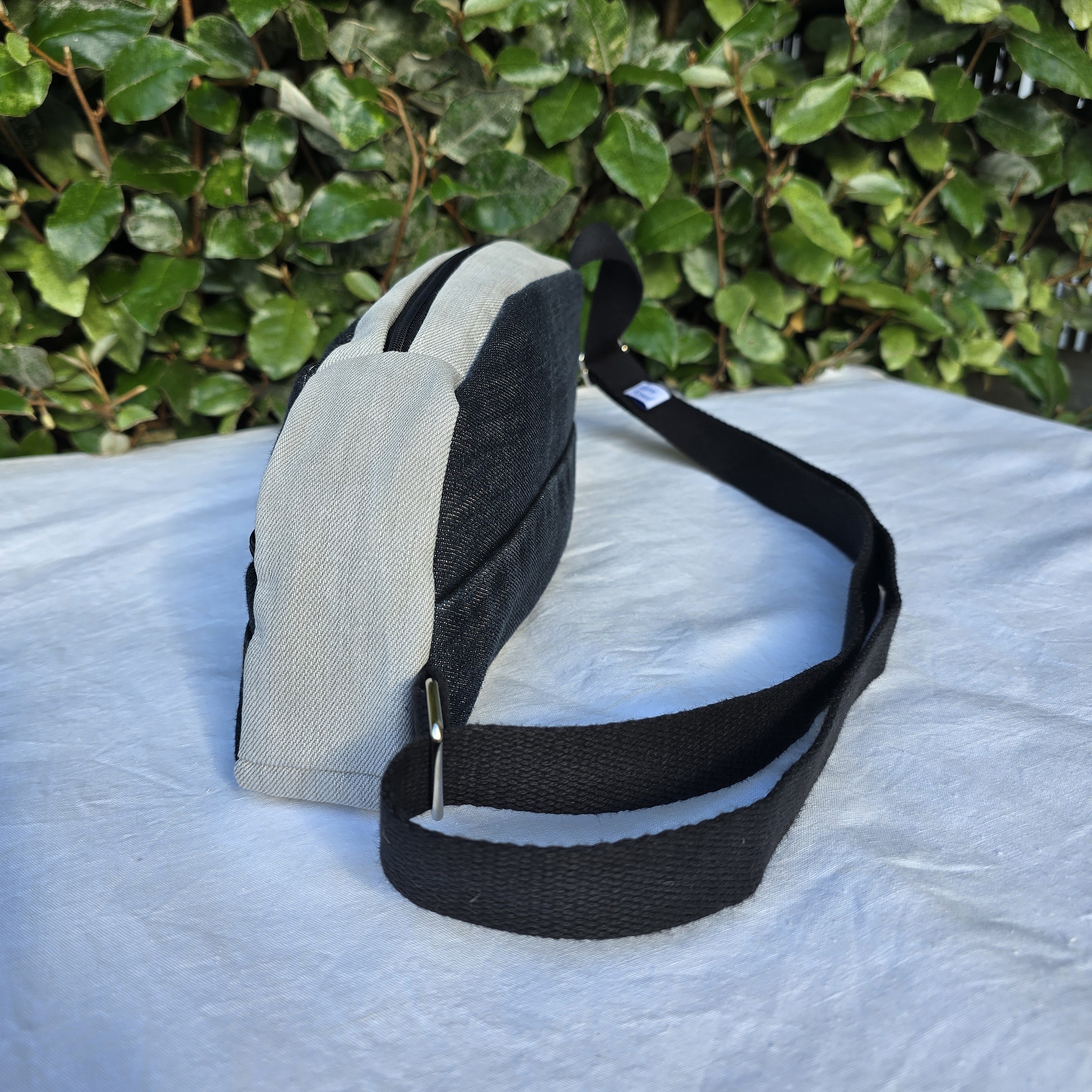 Sac banane r&eacute;invent&eacute;, design unique, en jean upcycling